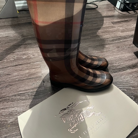 Burberry rain boots - Picture 4 of 5